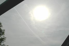 1001.10.2004, 16 Uhr 45: weitgehende Verfinsterung der Sonne durch Flugzeugabgaswolken bzw. Sprühflugzeuge über dem Bodensee. Wolkenbildung erfolgte an diesem Tag nahezu ausschließlich durch Flugaktivitäten!!