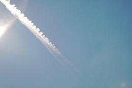 12.06.04: 15 Uhr 30: Zoomaufnahme zeigt, wie nach vlliger Auflsung eines 'Normalkondensstreifens' der Beginn einer chemischen Wolkenbildung (Chemtrail) aussieht, sofern der Chemtrail sich nach einigen Minuten bereits ausgedehnt hat.