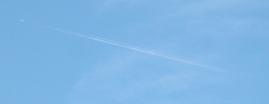 26.06.04: 07 Uhr 42-30: Flugstreifen beginnt ohne vorherigen Kondensstreifen in Nhe des nchsten CT-Wolkenfeldes (im obigen bersichtsbild links oben) und hrt an dessen Ende auch wieder auf. In der Vergrerung ist das Flugzeug noch links oben zu sehen, das bereits keinen Kondensstreifen mehr hinter sich herzieht - also Chemikalien gesprht/abgestellt haben drfte.