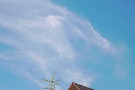 26.06.04: 15 Uhr 52-02: Gezielter Sprh-Start eines weiteren Chemtrails an bereits vorhandener Chemtrails-Wolke rechts oben.