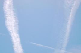 24.05.04: Aus den Chemtrails wachsen oft beidseitig streifen- oder federnartige Auswchse, die sich in feinste zirrhuswolkenartige Gebilde erweitern und mageblich zur Nebelbildung und Chemikalienverteilung beitragen.