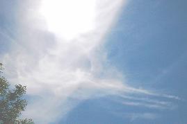 30.05.04, 13 Uhr 43: Auch kleinere, begrenzte, knstlich erzeugte Wolkengebiete vermindern das Sonnenlicht betrchtlich.