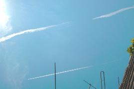 Normaler Kondensstreifen (Contrail, der sich in 1-2 Min. v�llig aufl�ste) unter 2 Chemtrails-Streifen, die aus demselben Flugzeugstreifen �brigblieben und sich chemtrail-typisch ausweiteten und ca. 1 Stunde sichtbar blieben.