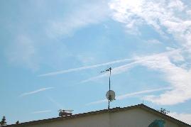 02.06.04, 12 Uhr 13: Jeder der 3 Chemtrails hat sich durch seine lange Bestndigkeit als chemische Einsprhung in einen normalen Kondensstreifen, der sich in 1-2 Min. auflste, entlarvt. Die Streifenunterbrechungen weisen auf Intervall-Sprhen hin. 