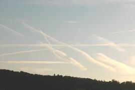 07.06.2004, 20 Uhr 25: gleiche Aufnahme, Chemtrails-Kernbereich vergrert.