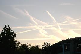 07.06.2004, 20 Uhr 49: Blick auf denselben Chemtrails-Kernbereich von der Autofhre Konstanz-Meersburg 19 Minuten spter