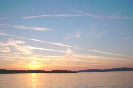 07.06.2004, 21 Uhr 10: Blick von der Autofhre ber Konstanz und berlingersee: Alle Wolken sind ausnahmslos Chemtrails-Effekte, denn der ganze brige Bodensee war wolkenlos