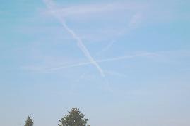 10.06.04: 09 Uhr 48-18: einen Zielpunkt in kurzer Abfolge passierende wolkenbildende Flugzeuge erzeugen solche 'Zielkoordinaten'