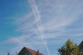 26.06.04: 08 Uhr 07-30: Knstliche Wolkenbildung durch Verschmelzung verschiedener zirrusartiger Chemtrailsauflsungen
