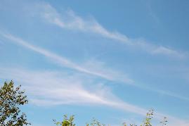 26.06.2004: 12 Uhr 53-38: 3 parallele Chemtrails, aus denen sich zirrusartige Wolken bilden.