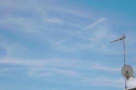 26.06.2004: 15 Uhr 58-12: 2 Wolkenfelder aus mehreren parallelen Chemtrails. Beginn eines neuen CT rechts oben unmittelbar vor dem oberen Wolkenfeld! Ende des CT am Wolkenfeld. Flugzeug zeigte zuvor und danach keinen Kondensstreifen.