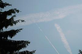 18.07.04: Flugzeug mit dünnstem Streifen hört kurz vor oberem querlaufenden Wolkenstreifen zu sprühen auf. Die hinterlassene Spur ist oben teilweise unterbrochen. Flugzeug entfernt sich oberhalb des Querstreifens ohne jeden Streifen = Verdacht auf Direktsprüher (Vergrößerung anklicken)