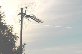 09.06.2004: 06 Uhr 43: Flugzeug, das in der Chemtrailwolke einen Chemtrailstreifen hinterlsst...