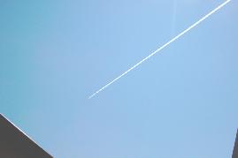 09.06.2004, 12 Uhr 55-24: Flugzeug, das schon Kilometer vorher massive Streifen nach sich zog. Foto Richtung S-O. 