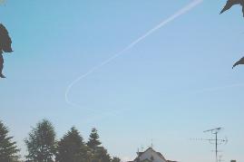 09.06.2004, 13 Uhr 00-44: dasselbe Flugzeug, das noch minutenlang massive Streifen nach sich zog und auf seiner Flugbahn 2 Kurven (vor Aufnahmebeginn nach links, hier nach rechts) flog. Hier Foto Richtung O.