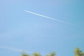 09.06.2004, 13 Uhr 07-48: Weiterer Flugzeugstreifen auf gleicher Route erweist sich beim Vergleich mit dem noch vorhandenen, stark vergrerten Chemtrail (unten) als echter Kondensstreifen (Contrail), der sich in weniger als 1-2 Minuten auflste.