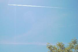 09.06.2004, 13 Uhr 08-08: Auch diese Aufnahme erweist sich beim Vergleich mit dem noch vorhandenen, stark vergrerten Chemtrail (unten) als echter Kondensstreifen (Contrail), der sich in weniger als 1-2 Minuten auflste.