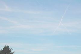 09.06.2004: 14 Uhr 51-52: 2 der 3 Flge erweisen sich als Chemtrails, die 3. Spur hat sich aufgelst, war also ein Contrail.