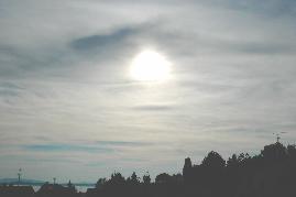 0901.10.2004: 18 Uhr 58-34 Geschlossene Wolkendecke nach intensiven Flugaktivitäten seit Tagesbeginn. Vergrößerung zeigt weiterhin wolkenbildende Flugzeugabgas- oder Sprühspuren in den Wolken.