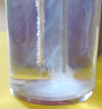Gasperlen an Minus-Elektrode, Silberkolloid-Teilchennebel an Plus-Elektrode