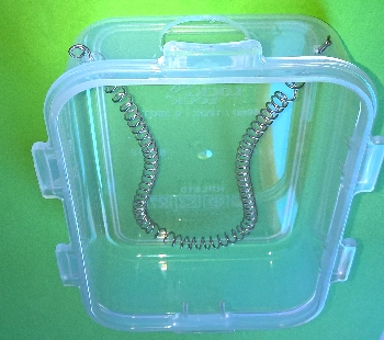 Formung der Anode, Aufhängung durch kleine Löcher im Oberteil der Box. Von außen Halteschleife machen