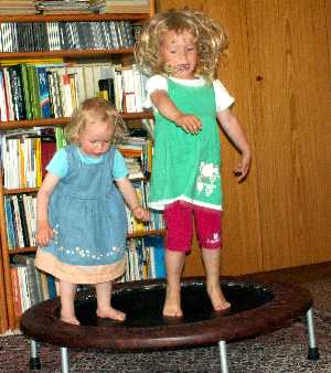 Kinder auf Trampolin