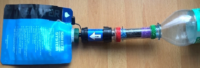Dieselbe Filteranordnung. Reinwasserbehälter wird auf den Sawyer-Nippel aufgesteckt