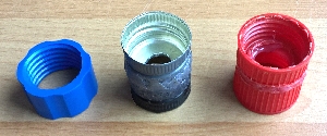 links: Sawyer-Squeeze-Adapter, Mitte: Glasflaschen-Adapter, rechts: PET-Flaschenadapter