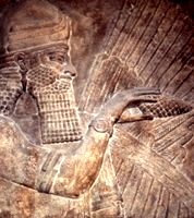 Pinienzapfen in Hand eines assyr. Gottes, Tiara als Kopfbedeckung