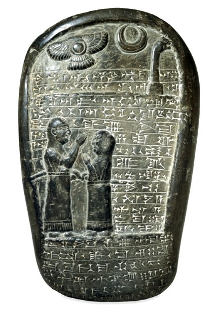 2 Priester, die ein Sonnengott-Bild mit Flügeln, Mondgott und Löwengott anbeten (Babylonien, um 900-800 v. Chr.)