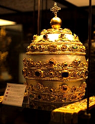 Tiara der Petrusstatue im Vatikan, Rom