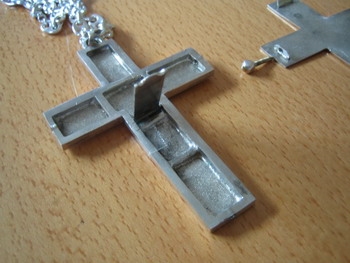 Innen hohles Brustkreuz zur Aufnahme von Reliquien als Schutzspendern