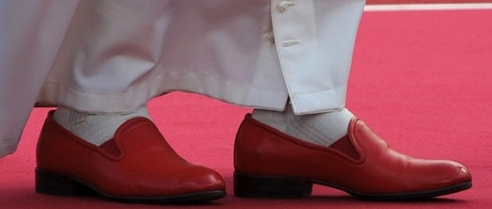 Rote Papstsschuhe, die nur er tragen darf