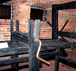 Rollen mit scharfen Messerklingen und Stacheln